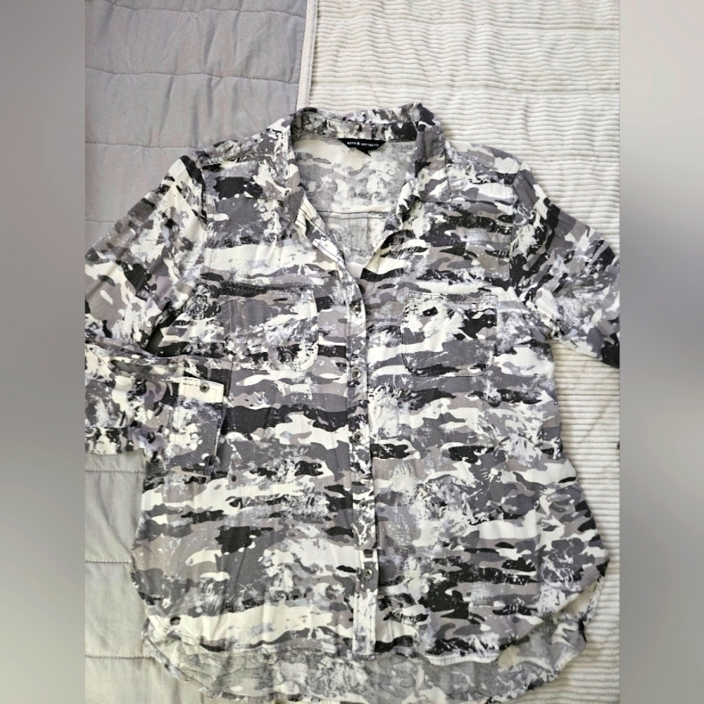 Rock & Republic Camouflage Button-Up Shirt Size L